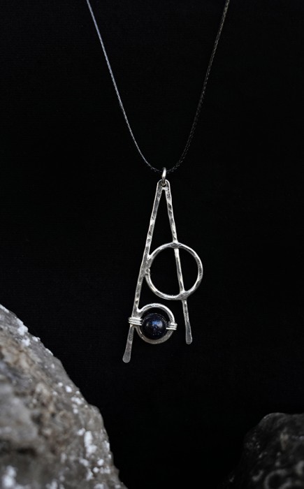 ΚΟΛΙΕ ΧΕΙΡΟΠΟΙΗΤΟ ΣΦΥΡΗΛΑΤΟ ΕΠΑΡΓΥΡΟ ΜΕ ΗΜΙΠΟΛΥΤΙΜΗ ΠΕΤΡΑ "ΑΛΦΑ"